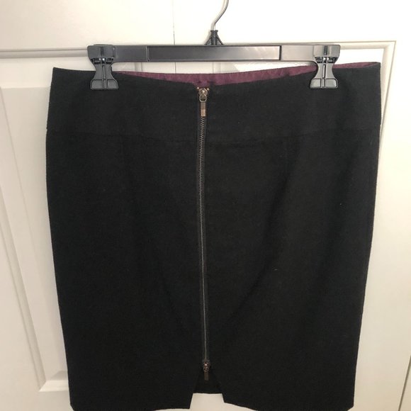 Banana Republic Skirt with Back Zipper Detail - Picture 2 of 4